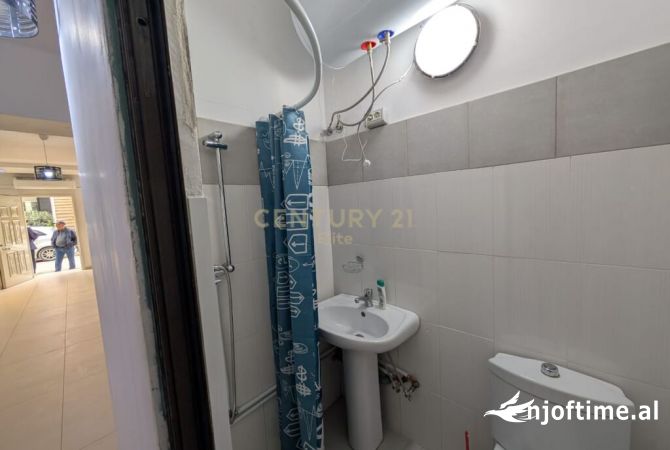 Shitet ambient 43 m2 prane rruges Myslym Shyri.