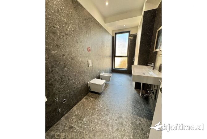 ZYRA PER QIRA + 2 POSTE PARKIMI, RRUGA E BARRIKADAVE !