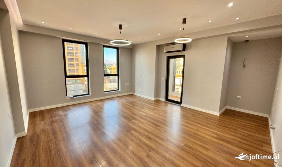 ZYRA PER QIRA + 2 POSTE PARKIMI, RRUGA E BARRIKADAVE !