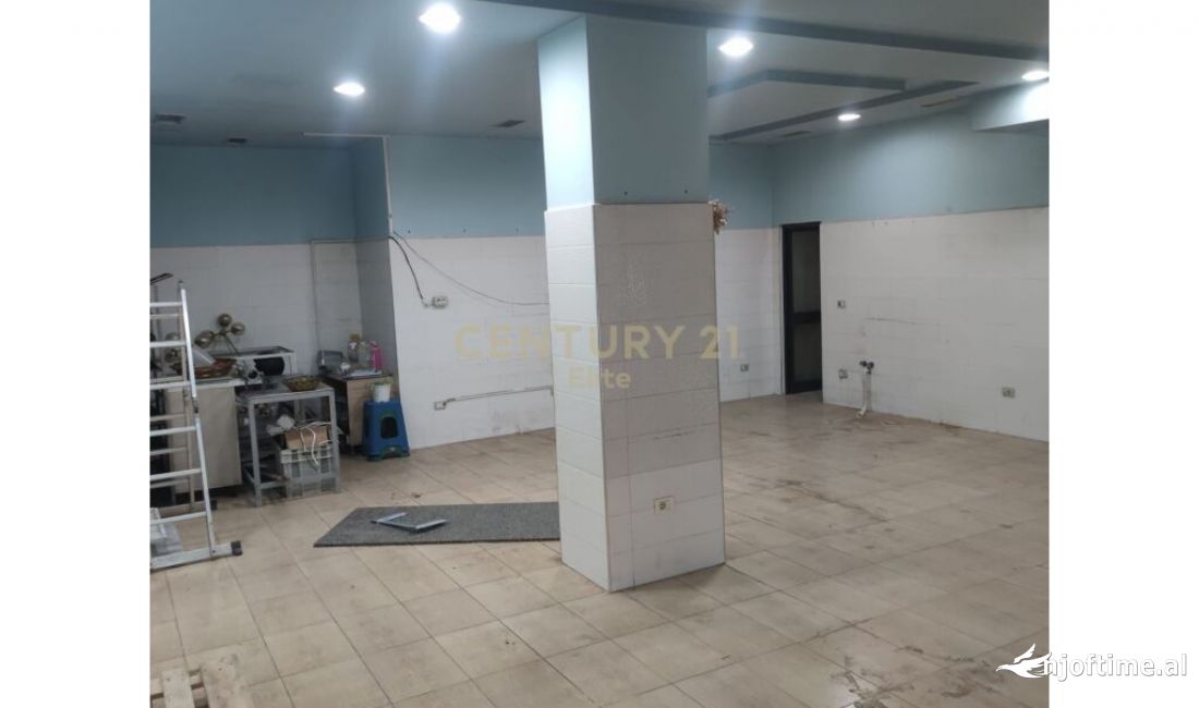 Shitet ambient 100 m2 , per dyqan apo apartament ne zonen e FRESKU-t.