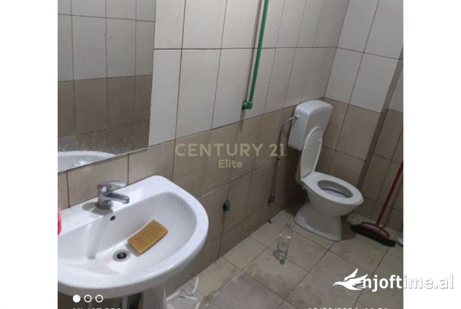 Shitet ambient 100 m2 , per dyqan apo apartament ne zonen e FRESKU-t.