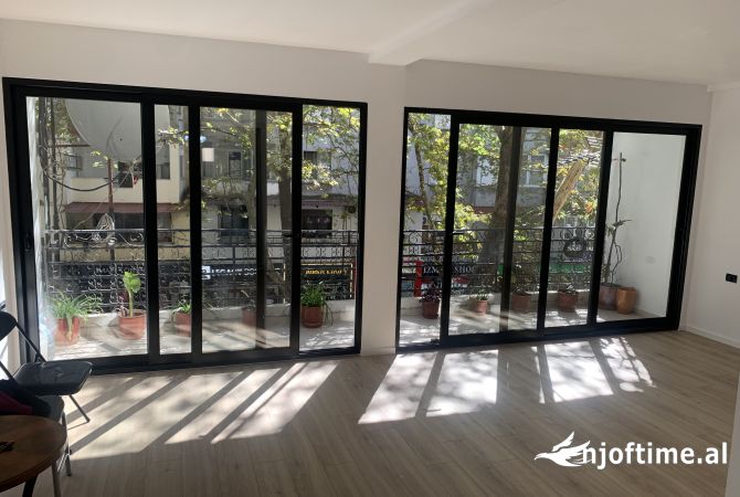 Ambiente Commerciale in Affitto 1+1 a Tirana - 1,200 Euro