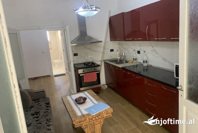 Jepet apartament me qera buze rruges Kryesore te Myslym Shyrit