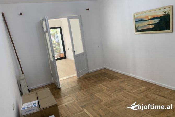 Jepet apartament me qera buze rruges Kryesore te Myslym Shyrit