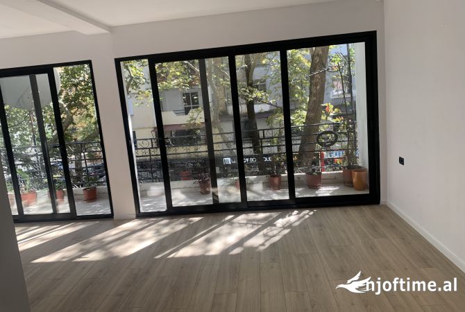Ambiente Commerciale in Affitto 1+1 a Tirana - 1,200 Euro