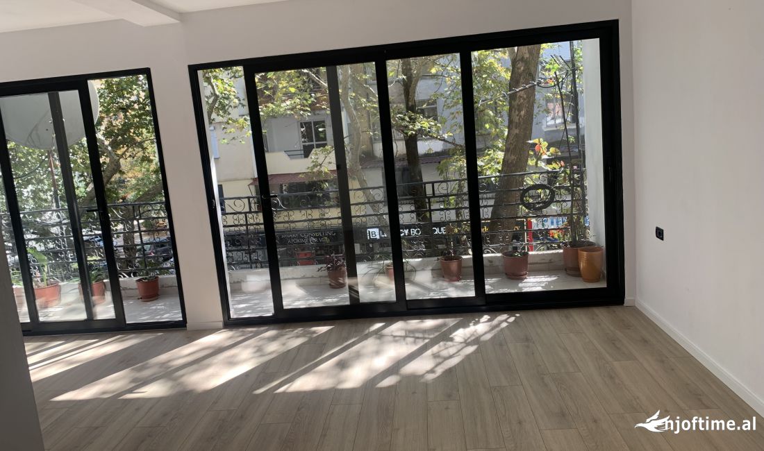 Jepet apartament me qera buze rruges Kryesore te Myslym Shyrit