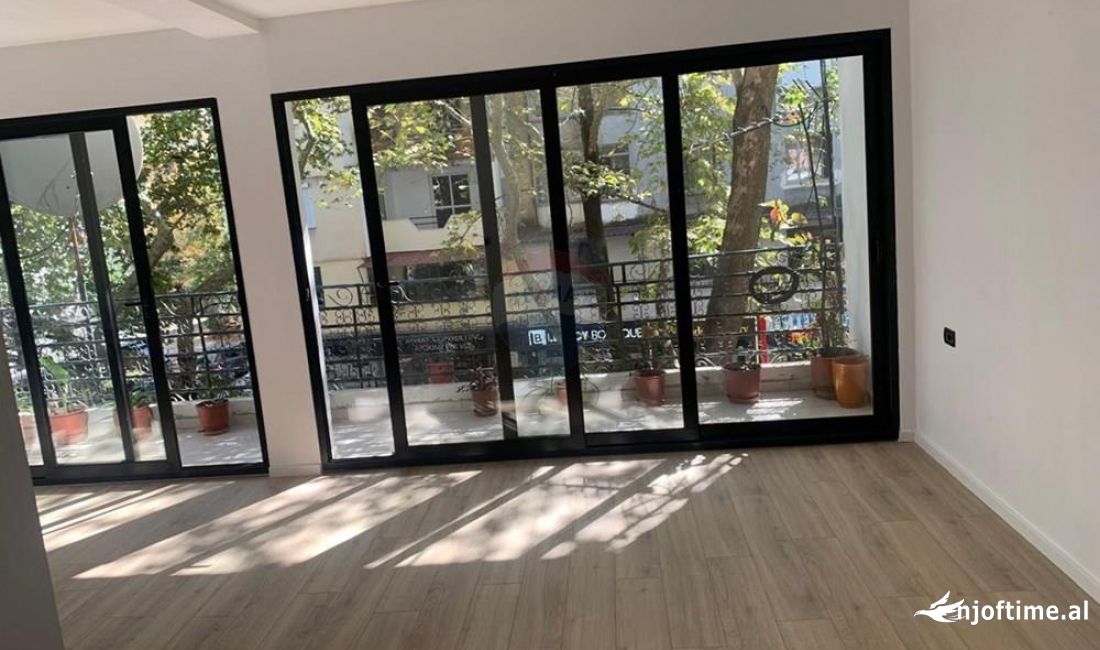 Jepet ambient zyrash me qira tek Myslym Shyri!