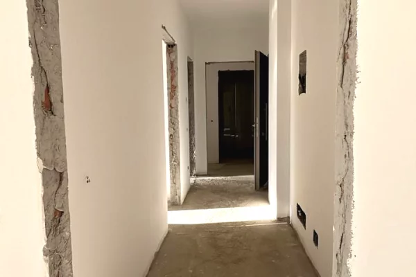 Shtepi ne shitje Apartament ne Tirane, 2+1, Mobilimi Bosh, pa mobiluar, Pagesa 95,000  Euro.