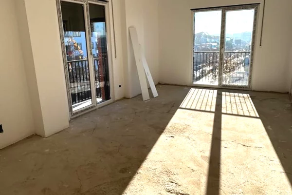 Shtepi ne shitje Apartament ne Tirane, 2+1, Mobilimi Bosh, pa mobiluar, Pagesa 95,000  Euro.