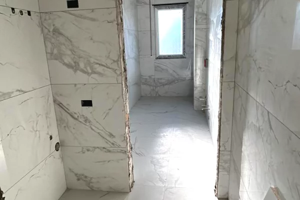 Shtepi ne shitje Apartament ne Tirane, 2+1, Mobilimi Bosh, pa mobiluar, Pagesa 95,000  Euro.