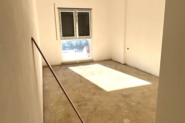 Shtepi ne shitje Apartament ne Tirane, 2+1, Mobilimi Bosh, pa mobiluar, Pagesa 95,000  Euro.