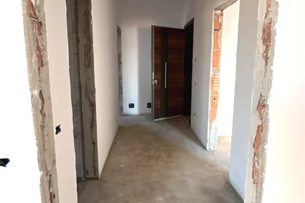 Attico(ultimo piano panoramico) in vendita a Tirana 1+1, Vuoto