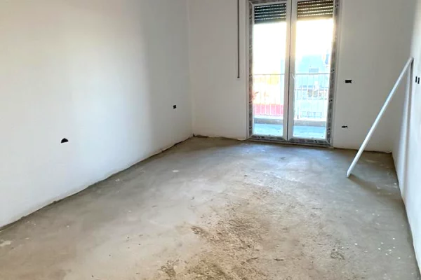 Attico(ultimo piano panoramico) in vendita a Tirana 1+1, Vuoto