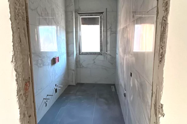 Attico(ultimo piano panoramico) in vendita a Tirana 1+1, Vuoto