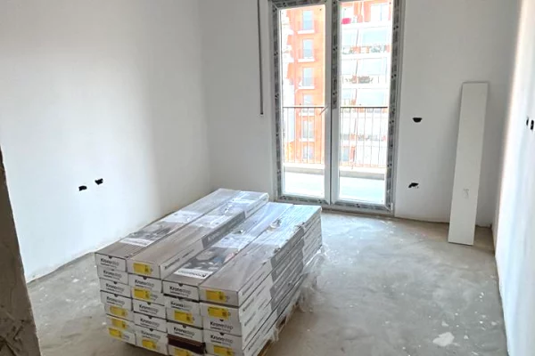 Attico(ultimo piano panoramico) in vendita a Tirana 1+1, Vuoto