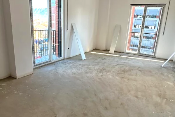 Attico(ultimo piano panoramico) in vendita a Tirana 1+1, Vuoto