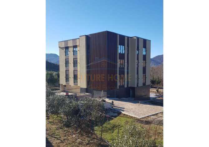 Ambiente Commerciale in Affitto 5+1 a Tirana - 15,000 Euro