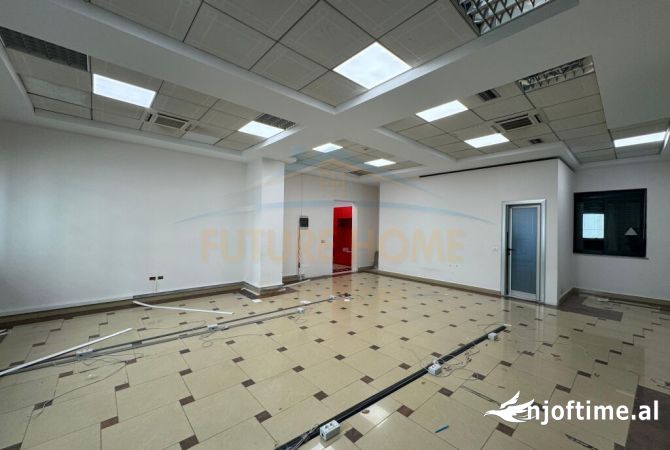 Ambiente Commerciale in Affitto 1+1 a Tirana - 900 Euro