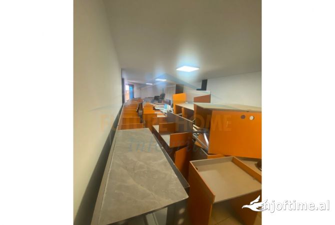 Ambiente Commerciale in Affitto 1+1 a Tirana - 1,300 Euro