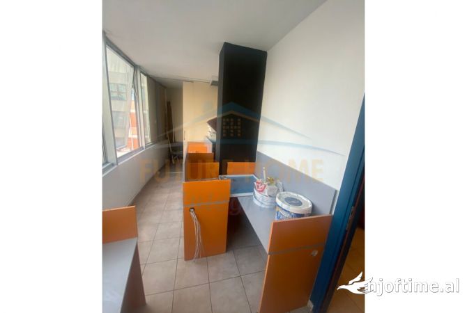 Ambiente Commerciale in Affitto 1+1 a Tirana - 1,300 Euro