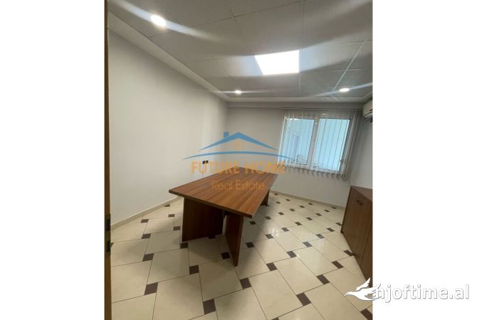 Ambiente Commerciale in Affitto 3+1 a Tirana - 1,300 Euro