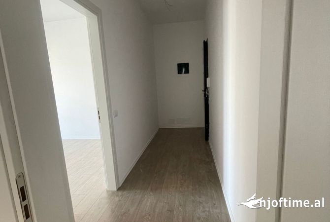 Ambiente Commerciale in Affitto 3+1 a Tirana - 250 Euro