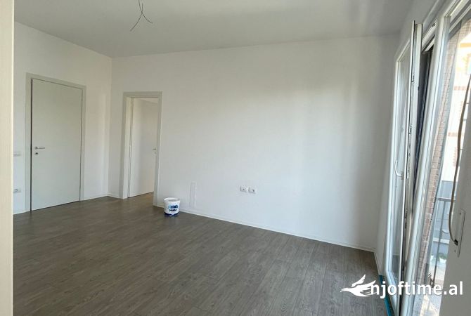 Ambiente Commerciale in Affitto 3+1 a Tirana - 250 Euro