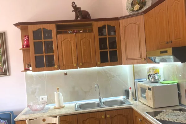 Shtepi me qera Apartament ne Durres, 1+1, Mobilimi E mobiluar, Pagesa 40,000  Leke.