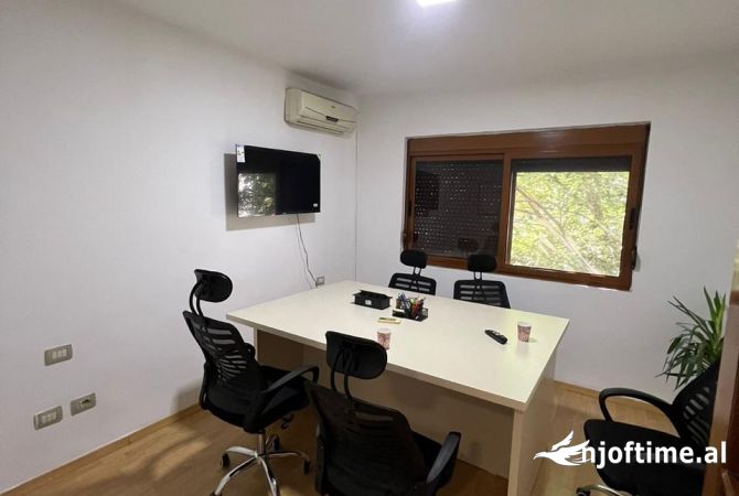 Ambiente Commerciale in Affitto 3+1 a Tirana - 900 Euro