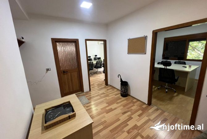Ambiente Commerciale in Affitto 3+1 a Tirana - 900 Euro