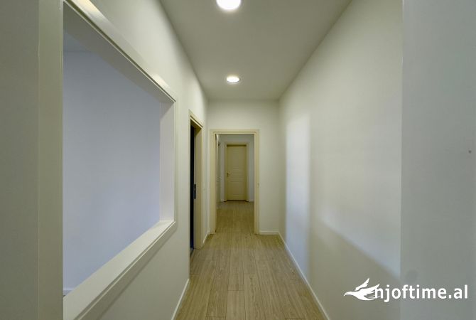 Ambiente Commerciale in Affitto 3+1 a Tirana - 220,000 Leke