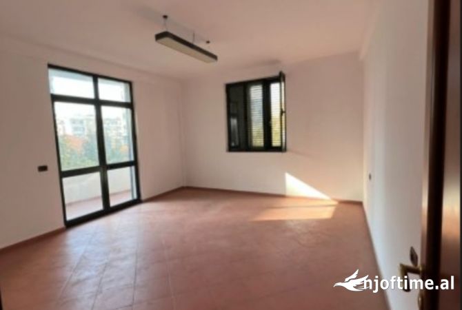 Ambiente Commerciale in Affitto 3+1 a Tirana - 550 Euro
