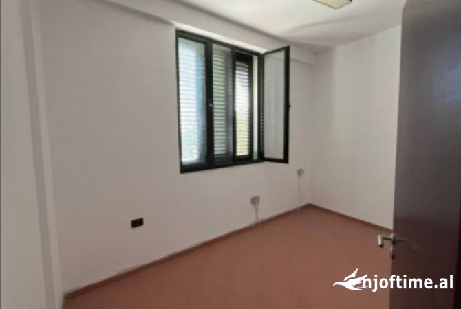 Ambiente Commerciale in Affitto 3+1 a Tirana - 550 Euro