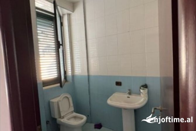 Ambiente Commerciale in Affitto 3+1 a Tirana - 550 Euro
