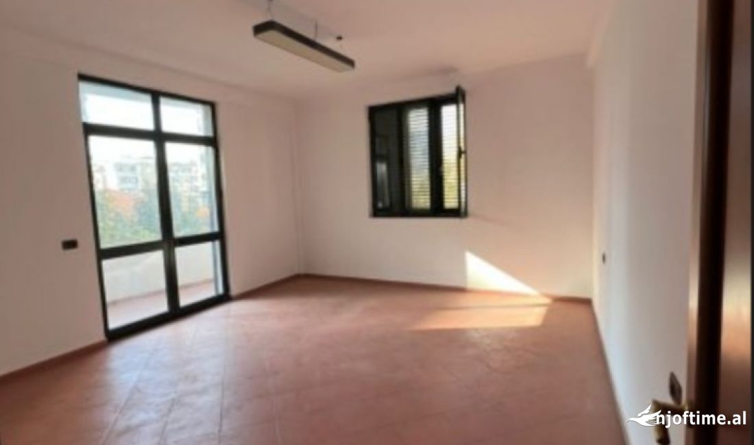 Jepet ambienti me qera tek Rruga e Barrikadave