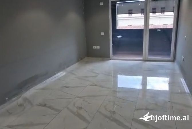 Ambiente Commerciale in Affitto 3+1 a Tirana - 1,800 Euro
