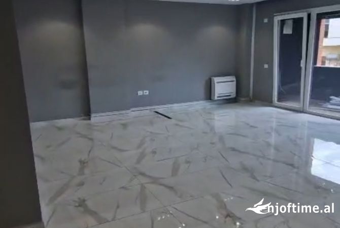 Ambiente Commerciale in Affitto 3+1 a Tirana - 1,800 Euro