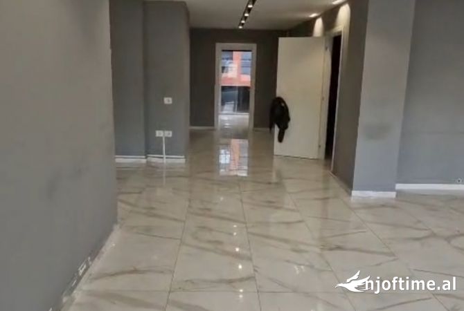 Ambiente Commerciale in Affitto 3+1 a Tirana - 1,800 Euro