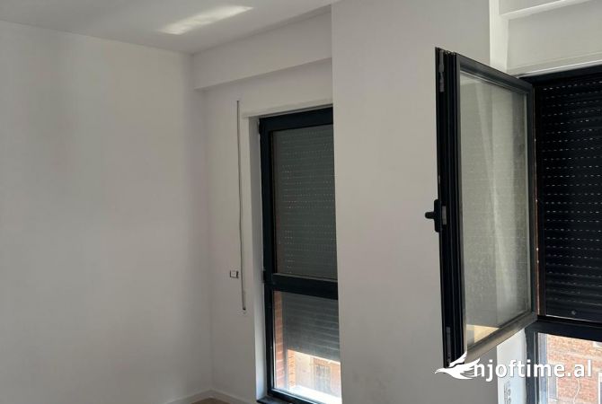 Ambiente Commerciale in Affitto 3+1 a Tirana - 800 Euro