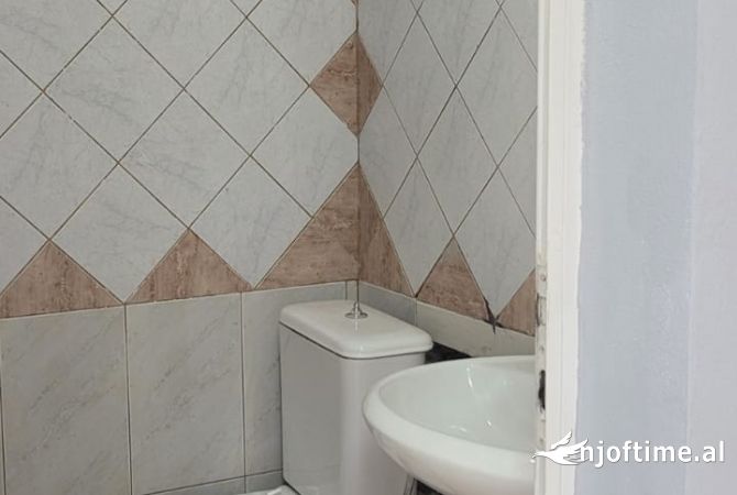 Jepet me qira ambient bosh- Rruga "Siri Kodra"