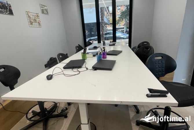 Ambiente Commerciale in Affitto 3+1 a Tirana - 2,000 Euro