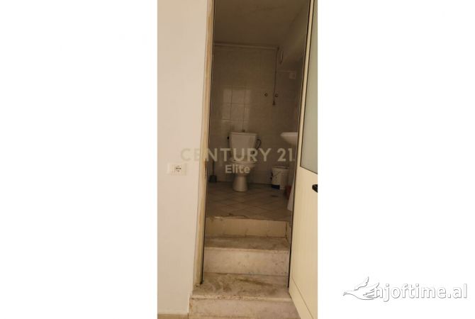 Ambiente Commerciale in Vendita 1+1 a Tirana - 80,000 Euro