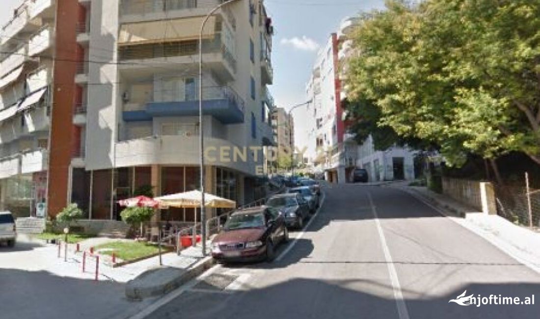 Shitet ambient ne Fresk, 240m2