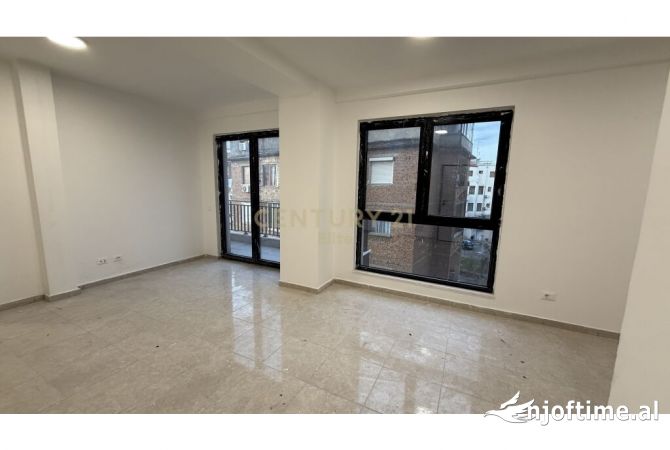 Ambiente Commerciale in Affitto 3+1 a Tirana - 800 Euro