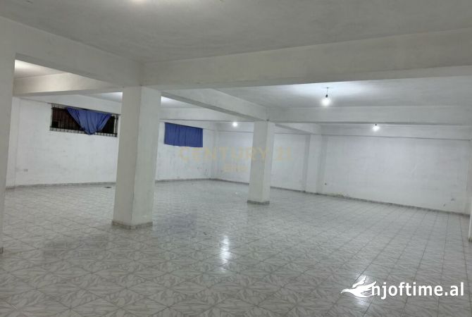 Ambiente Commerciale in Affitto 4+1 a Tirana - 1,600 Euro