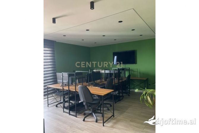 Ambiente Commerciale in Affitto 3+1 a Tirana - 1,500 Euro