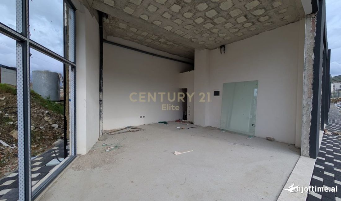 Shitet Ambient Komercial – Kompleksi MET-INVEST, Liqeni i Thate