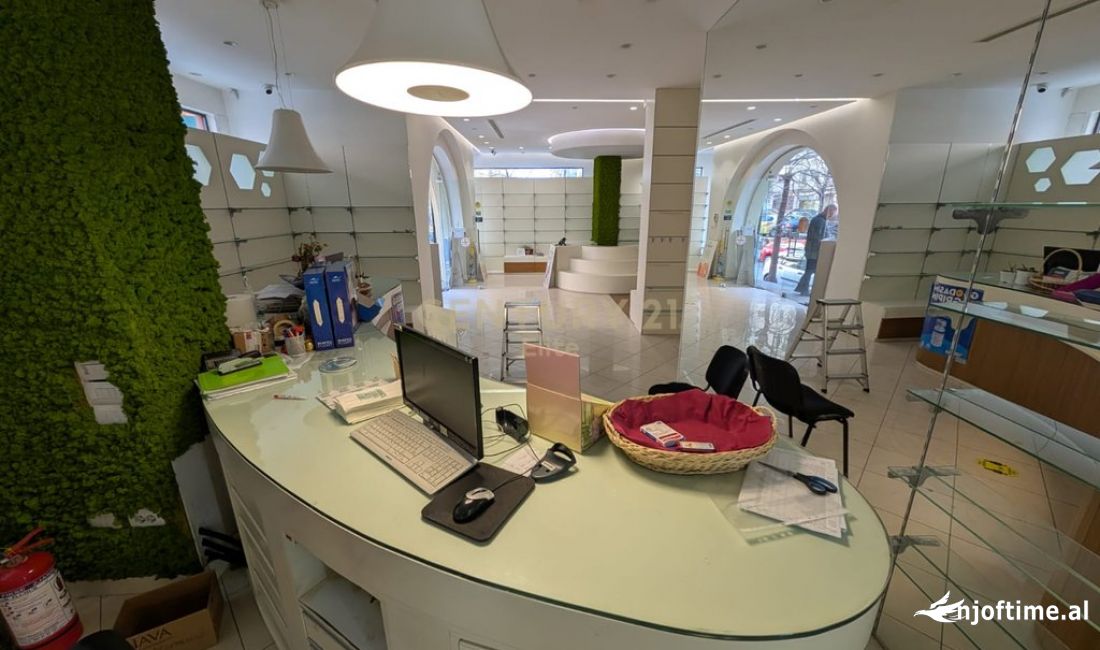 Shitet Dyqan tek Komuna e Parisit! Open Space