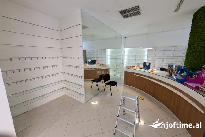 Shitet Dyqan tek Komuna e Parisit! Open Space