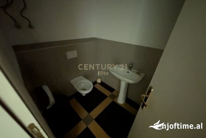 Jepet me qira Zyre te “Galeria”, Rruga e Barrikadave!